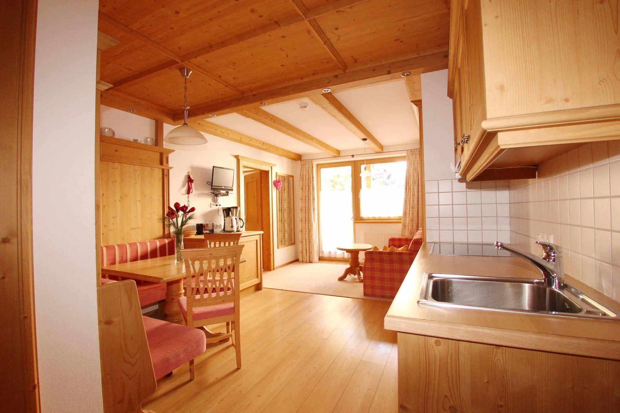 Das Gaestehaus Schneider Am Dorfplatz Alpbach Exterior photo