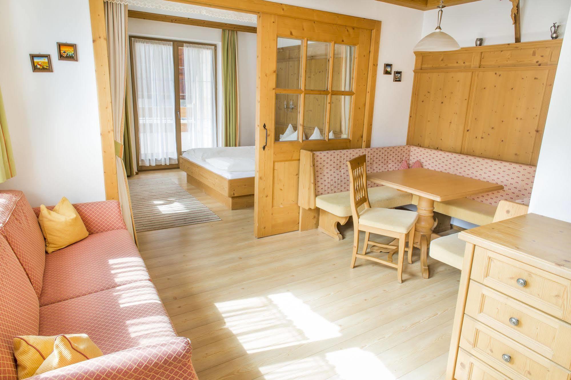 Das Gaestehaus Schneider Am Dorfplatz Alpbach Exterior photo
