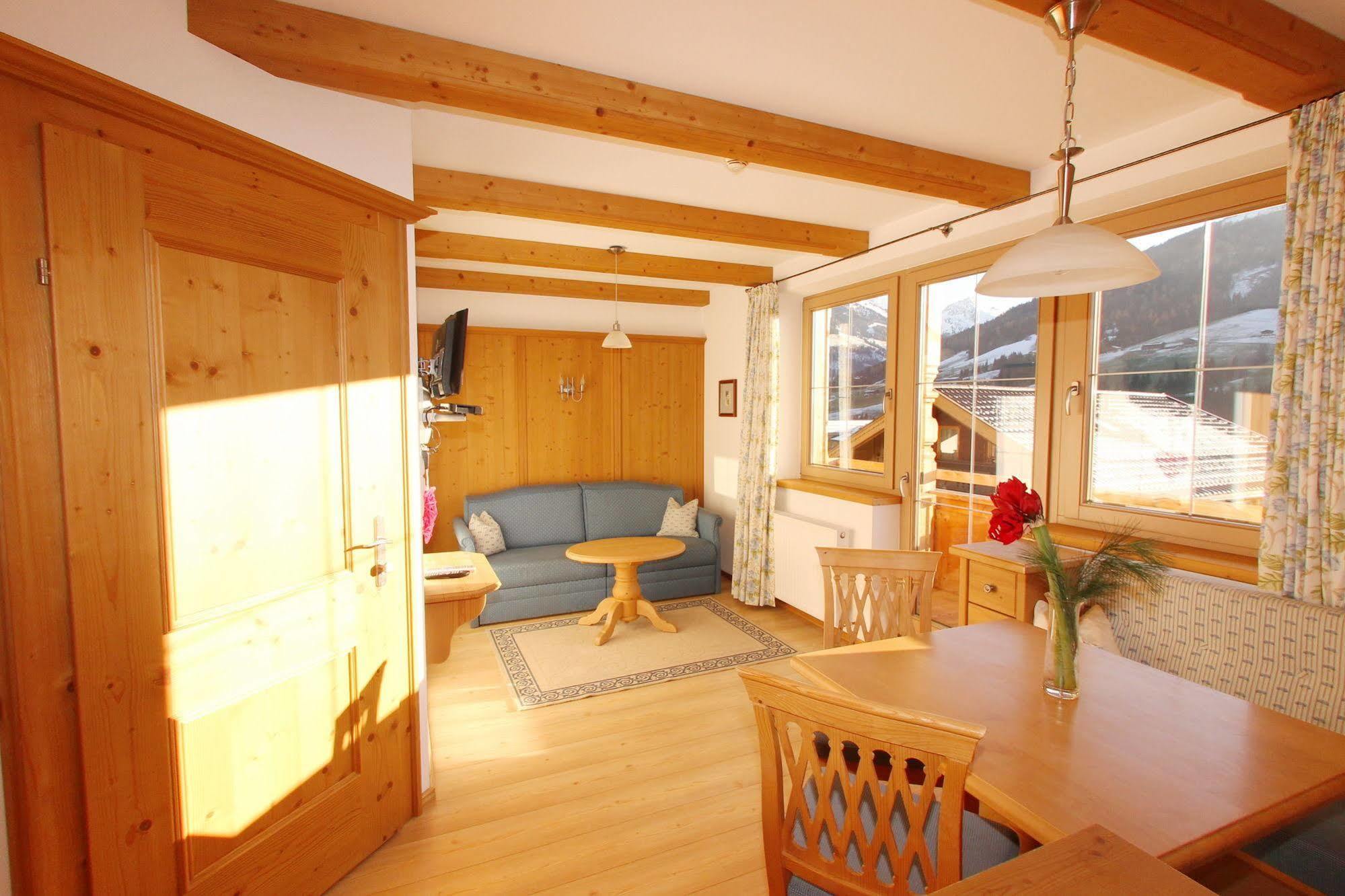 Das Gaestehaus Schneider Am Dorfplatz Alpbach Exterior photo