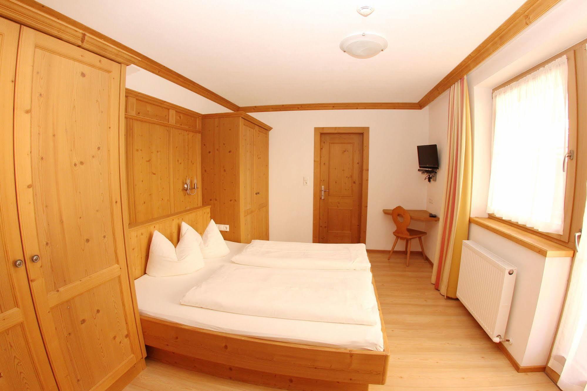 Das Gaestehaus Schneider Am Dorfplatz Alpbach Exterior photo